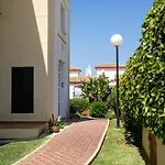 Mediterranean With Seaview, 365-day Open Pool And Walking Distance To The Lejlighed